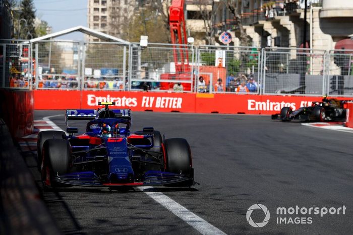 Alexander Albon, Toro Rosso STR14, Kevin Magnussen, Haas F1 Team VF-19