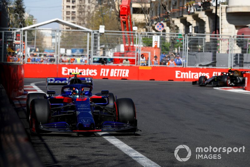 Alexander Albon, Toro Rosso STR14, precede Kevin Magnussen, Haas F1 Team VF-19