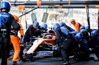 Carlos Sainz Jr., McLaren MCL34 pit stop