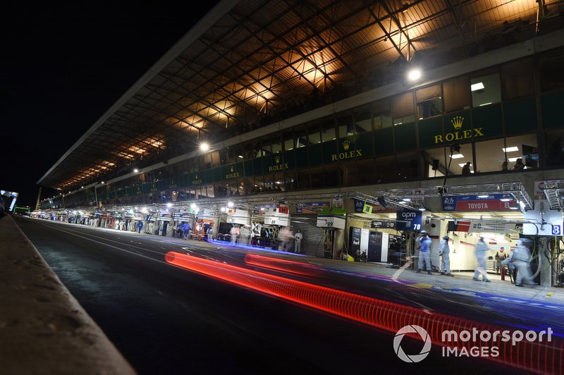 Acción de noche en pits