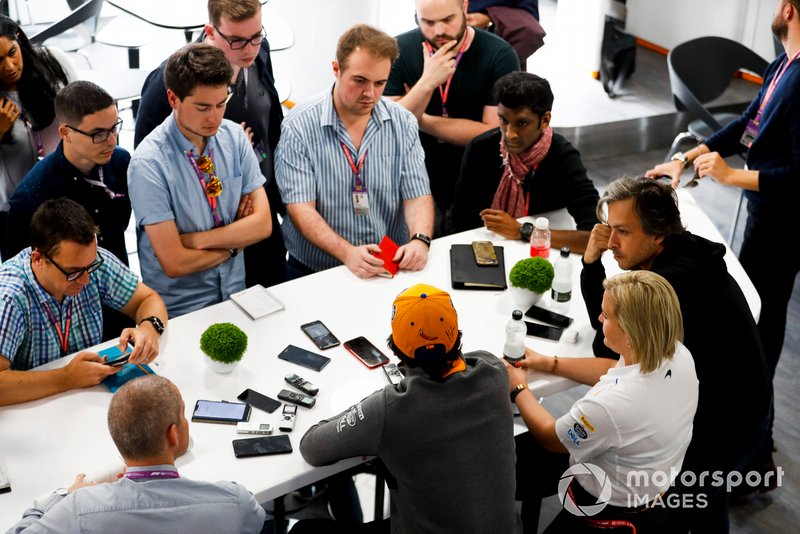 Carlos Sainz Jr., McLaren con los medios