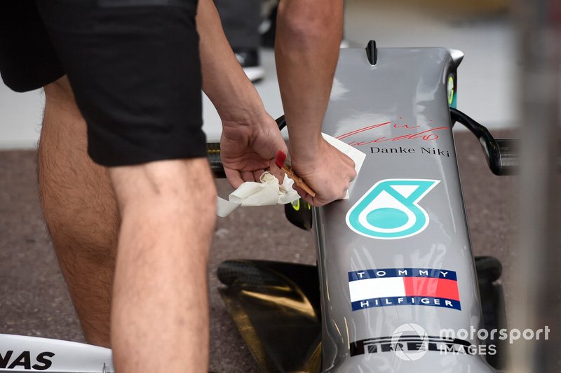 Mechanic applying Thank You Niki logo on the front of the Mercedes AMG W10 in tribute of Niki Lauda