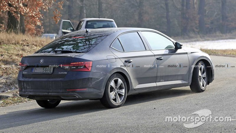 Шпигунське фото оновленого Skoda Superb 2019 року