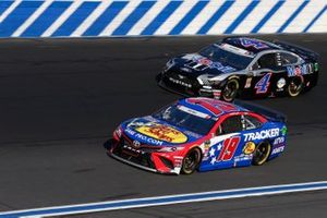 Martin Truex Jr., Joe Gibbs Racing, Toyota Camry Bass Pro Shops / TRACKER ATVs & Boats / USO Kevin Harvick, Stewart-Haas Racing, Ford Mustang Mobil 1
