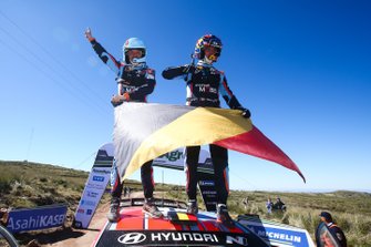 Thierry Neuville, Nicolas Gilsoul, Hyundai Motorsport Hyundai i20 Coupe WRC fêtent leur victoire