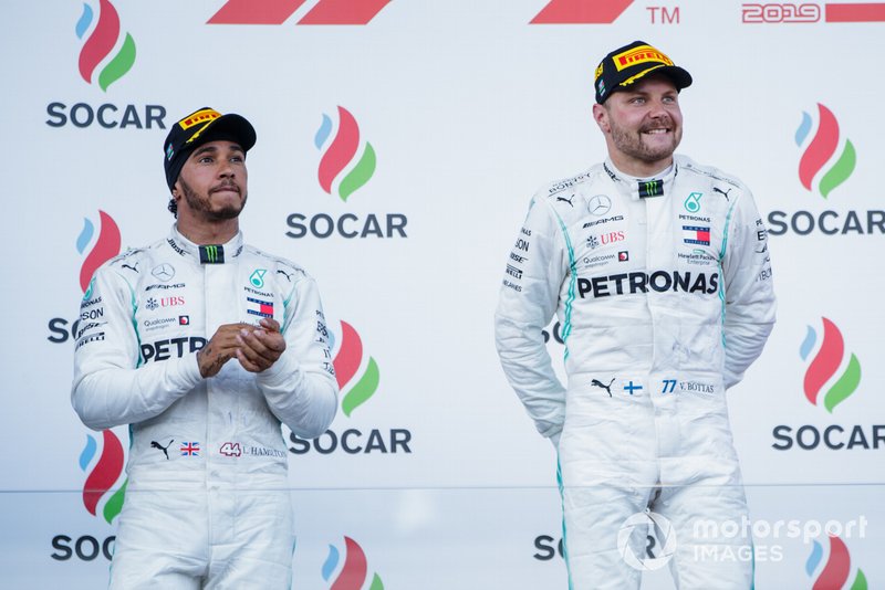 Lewis Hamilton, Mercedes AMG F1, secondo, e Valtteri Bottas, Mercedes AMG F1, terzo, sul podio