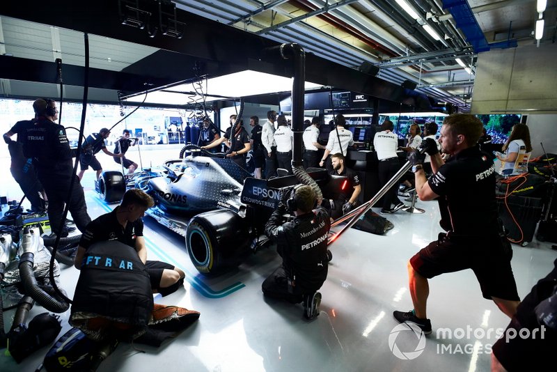 I meccanici ultimano i preparativi sulla monoposto di Valtteri Bottas, Mercedes AMG W10