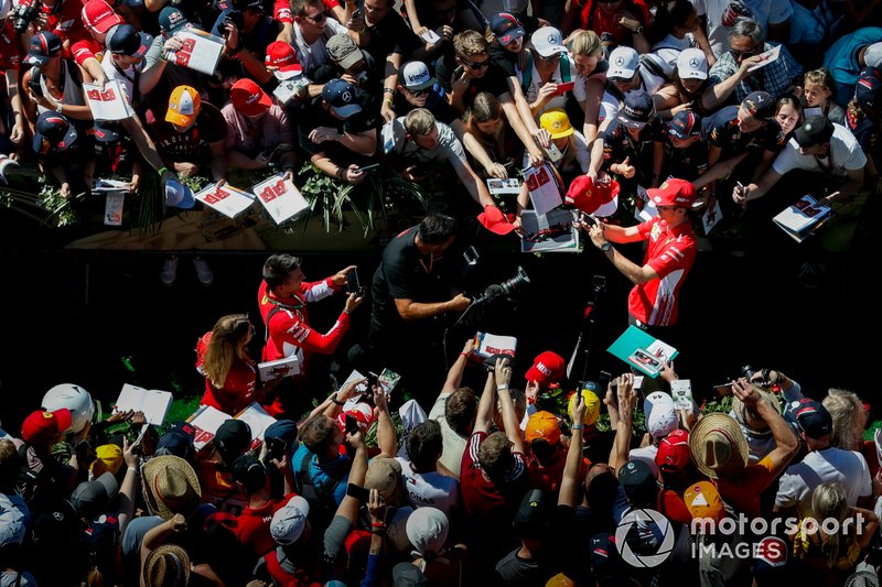 Charles Leclerc, Ferrari firma un autografo ad un fan
