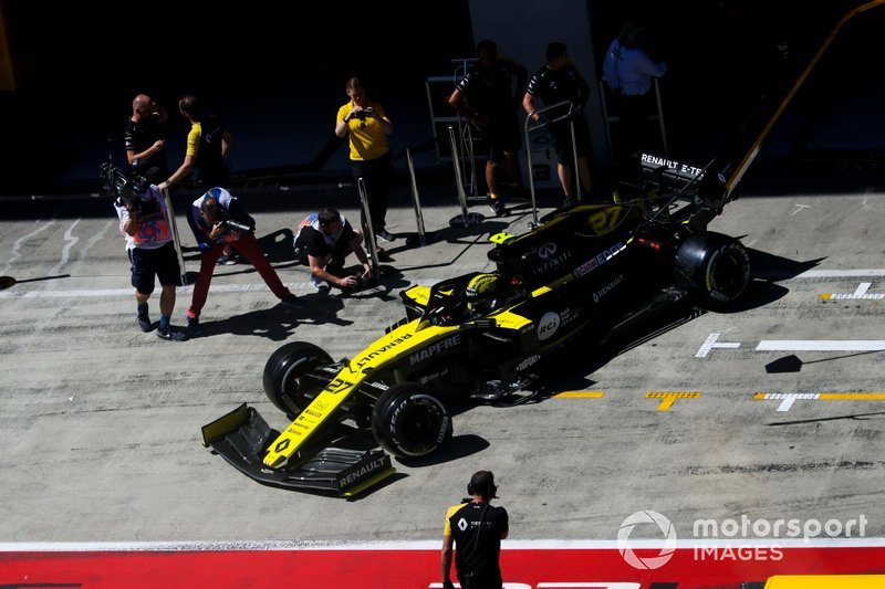 Nico Hulkenberg, Renault F1 Team R.S. 19, lascia il garage