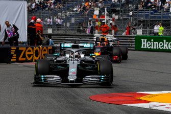 Lewis Hamilton, Mercedes AMG F1 W10, en Max Verstappen, Red Bull Racing RB15