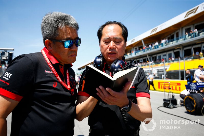 Masashi Yamamoto, General Manager, Honda Motorsport, and Toyoharu Tanabe, F1 Technical Director, Honda, on the grid