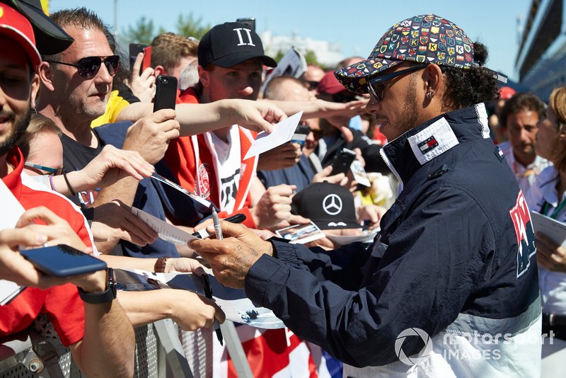 Lewis Hamilton, Mercedes AMG F1 signs a autograph for a fan
