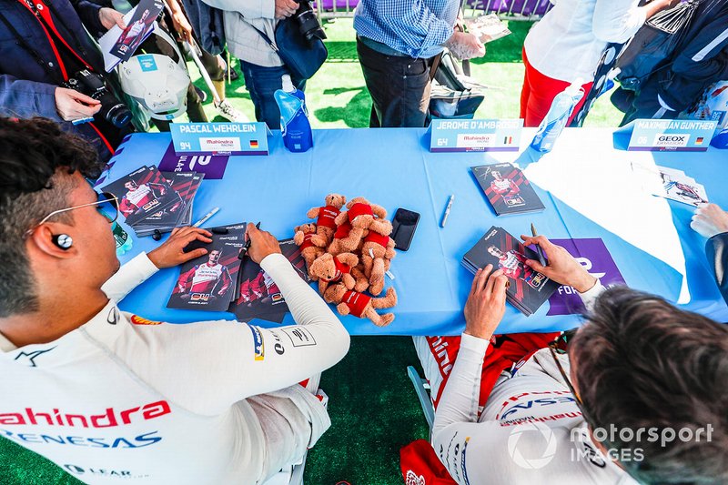 Pascal Wehrlein, Mahindra Racing, Jérôme d'Ambrosio, Mahindra Racing at the autograph session