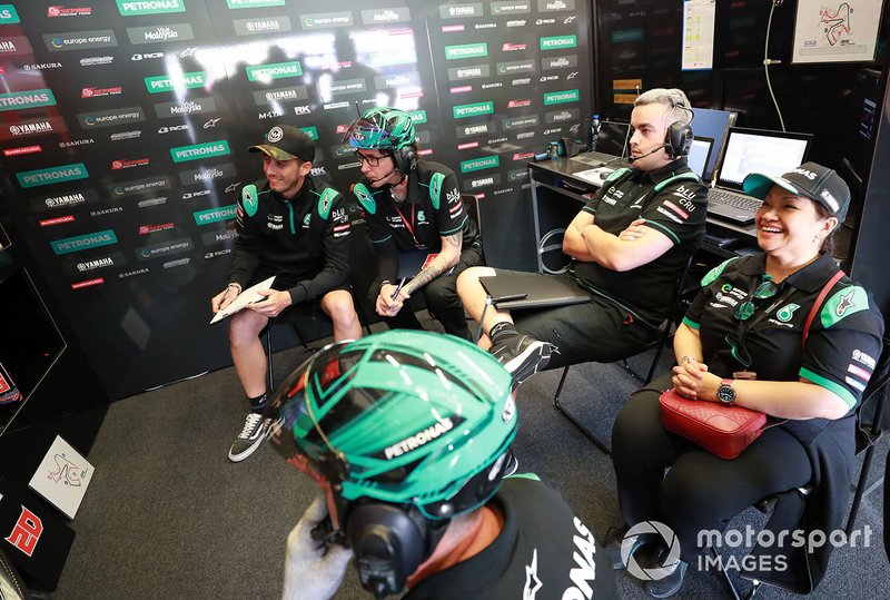 I membri del team Petronas Yamaha SRT, festeggiano