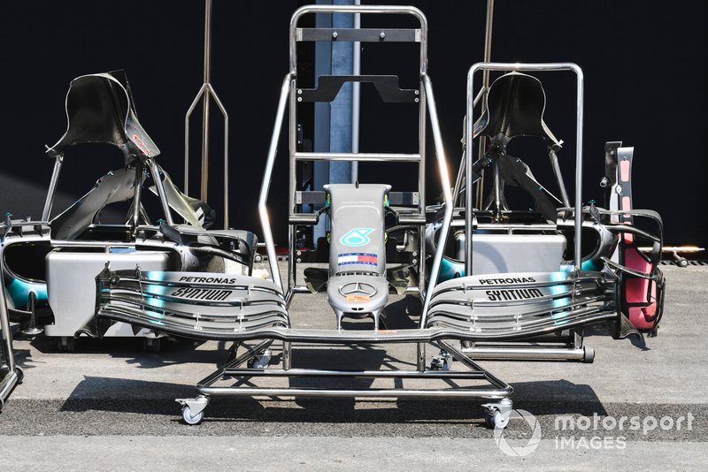 Переднее антикрыло Mercedes AMG F1 W10