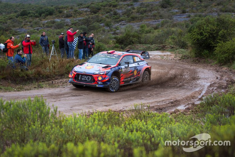 Thierry Neuville, Nicolas Gilsoul, Hyundai Motorsport Hyundai i20 Coupe WRC with Andrea Adamo, Team principal Hyundai Motorsport