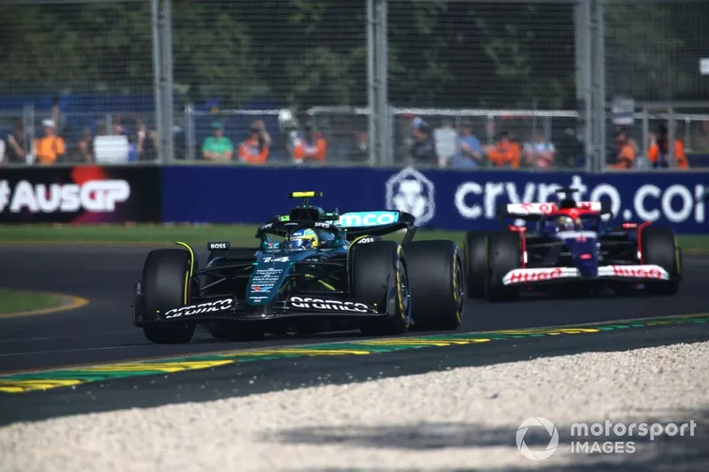 Fernando Alonso, Aston Martin AMR24, Daniel Ricciardo, RB F1 Team VCARB 01