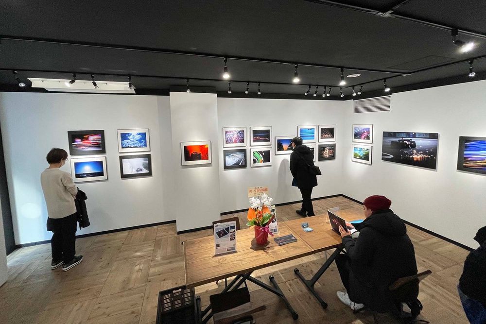 F1カメラマン熱田護の写真展『P1』が東京・北青山で開催中。熱田