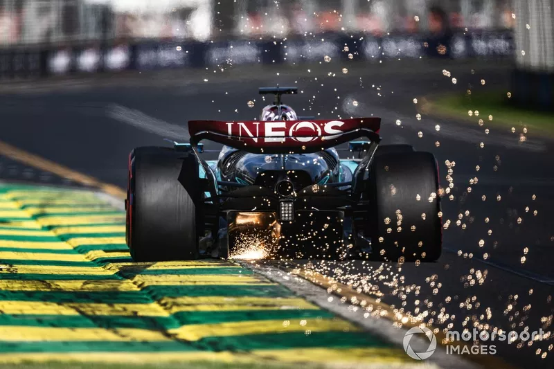 George Russell, Mercedes F1 W15, fait des étincelles