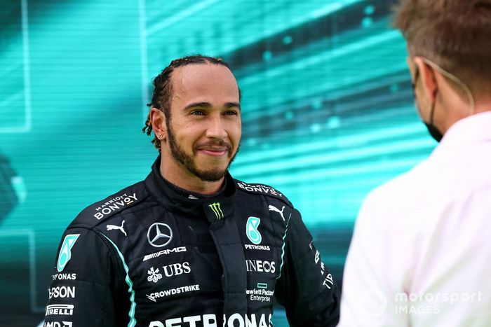 Lewis Hamilton, Mercedes, primera posición, es entrevistado después de la carrera