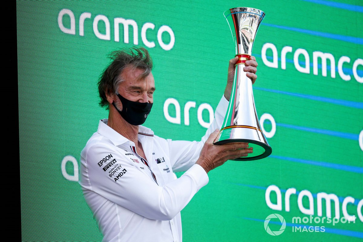 Miembro de Mercedes recoge el trofeo de Constructores
