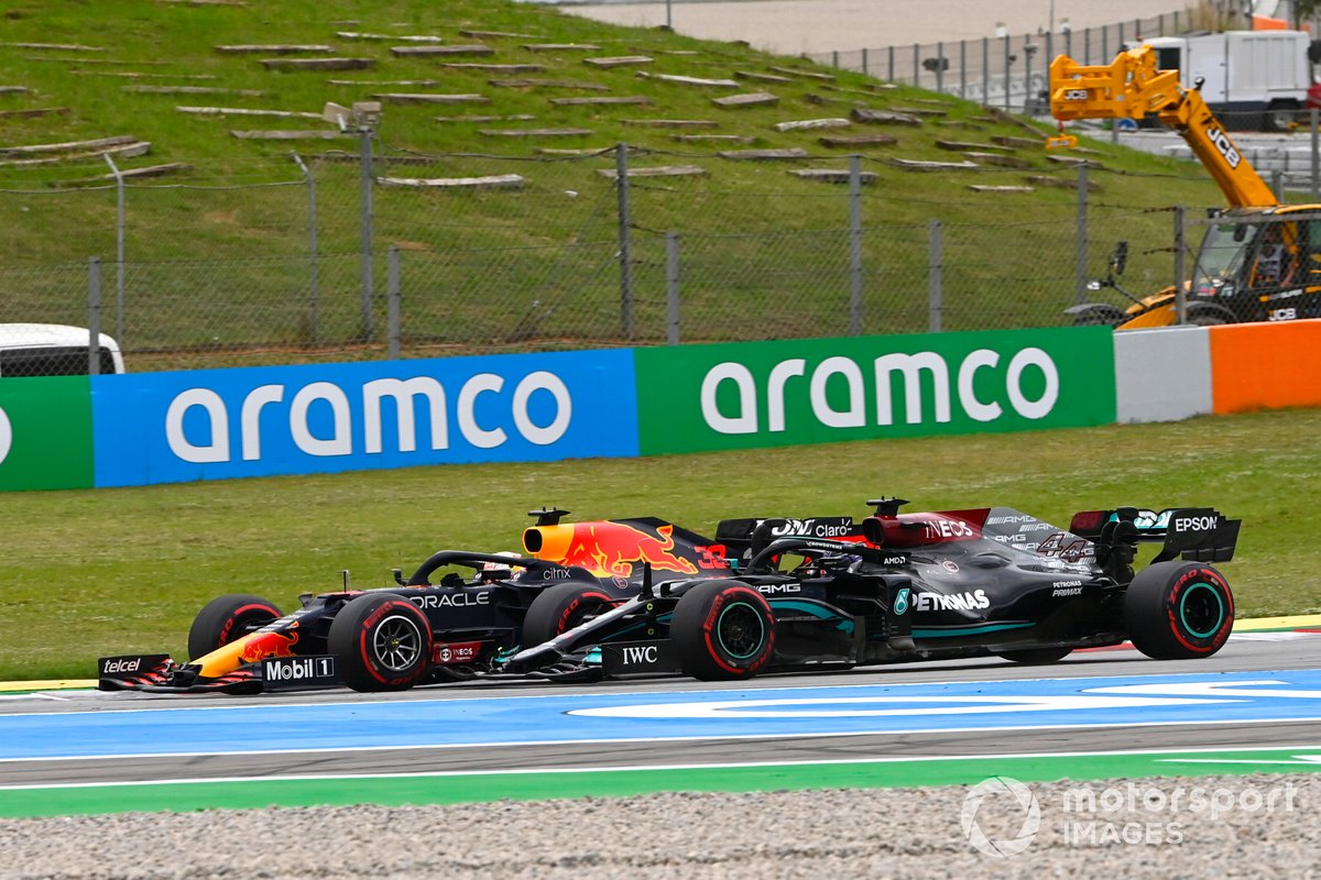 Max Verstappen, Red Bull Racing RB16B e Sir Lewis Hamilton, Mercedes W12 alla partenza della gara