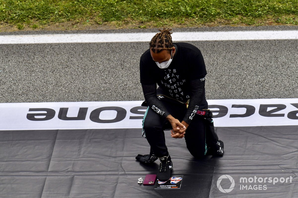 Lewis Hamilton, Mercedes, se arrodilla en la parrilla