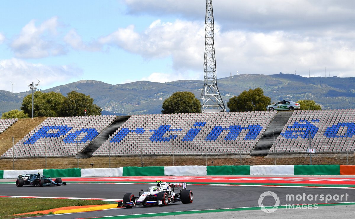 Mick Schumacher, Haas VF-21, Sebastian Vettel, Aston Martin AMR21