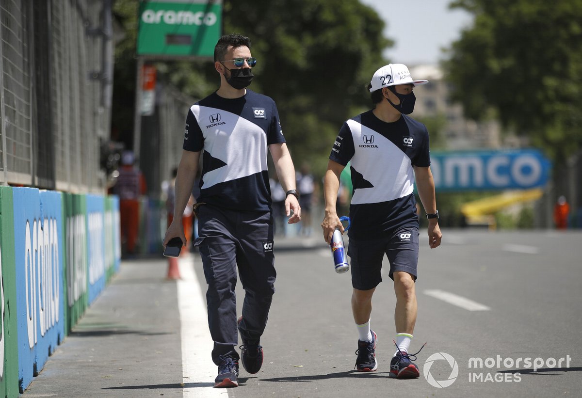 Yuki Tsunoda, AlphaTauri AT02 and team members track walk