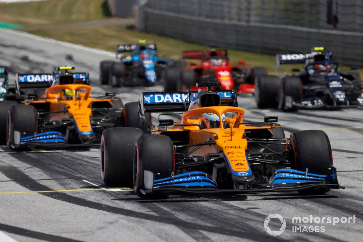 Daniel Ricciardo, McLaren MCL35M, Lando Norris, McLaren MCL35M, Pierre Gasly, AlphaTauri AT02, y otros pilotos practican una salida de carrera al final de la FP3