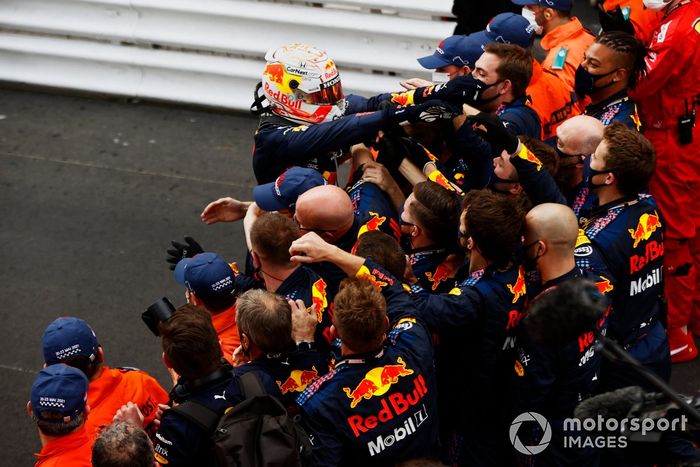 Ganador de la carrera Max Verstappen, Red Bull Racing, celebra con el equipo en Parc Ferme