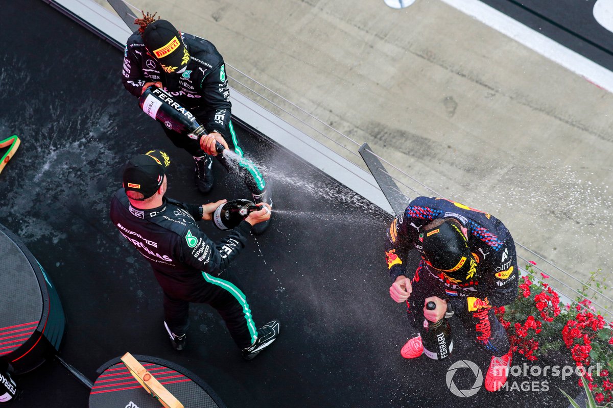 Valtteri Bottas, Mercedes, 3° classificato, Lewis Hamilton, Mercedes, 2° classificato, e Max Verstappen, Red Bull Racing, 1° classificato, festeggiano con Champagne sul podio