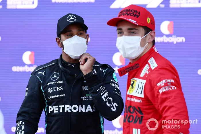 Lewis Hamilton, Mercedes, habla con el ganador de la pole, Charles Leclerc, Ferrari, en el Parc Ferme