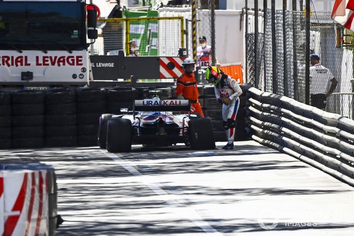 Mick Schumacher, Haas VF-21, inspecciona los daños en la parte trasera de su monoplaza