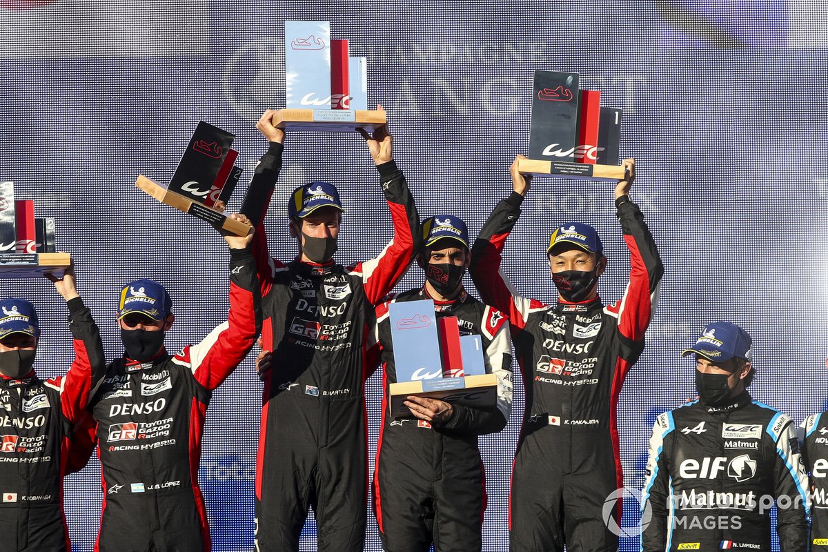 Podio: ganadores de la carrera Sebastien Buemi, Kazuki Nakajima, Brendon Hartley, Toyota Gazoo Racing