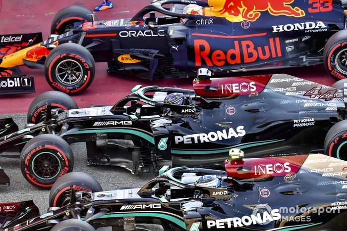 Pole man Lewis Hamilton, Mercedes W12, Max Verstappen, Red Bull Racing RB16B, Valtteri Bottas, Mercedes W12, en Parc Ferme después de la clasificación