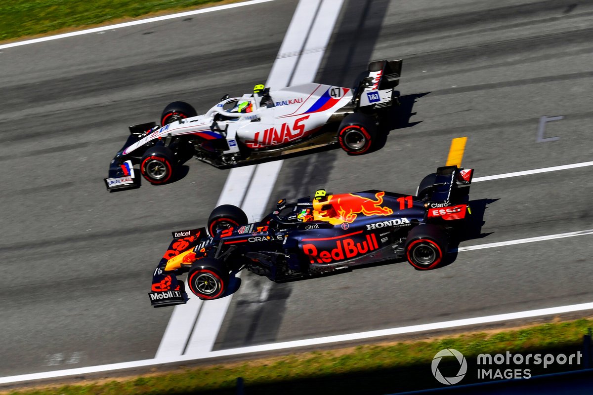 Mick Schumacher, Haas VF-21, Sergio Pérez, Red Bull Racing RB16B