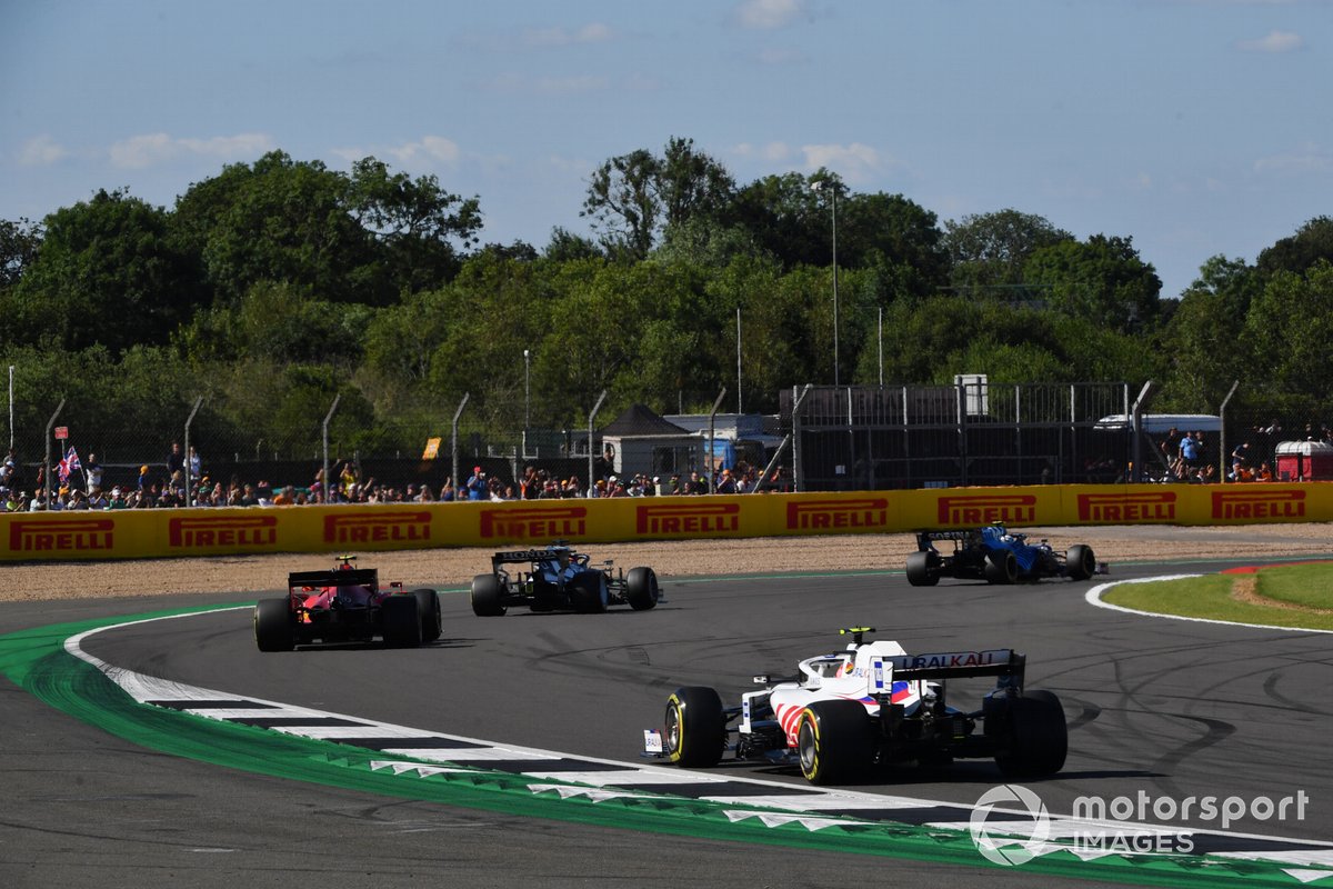 Carlos Sainz Jr., Ferrari SF21, Mick Schumacher, Haas VF-21