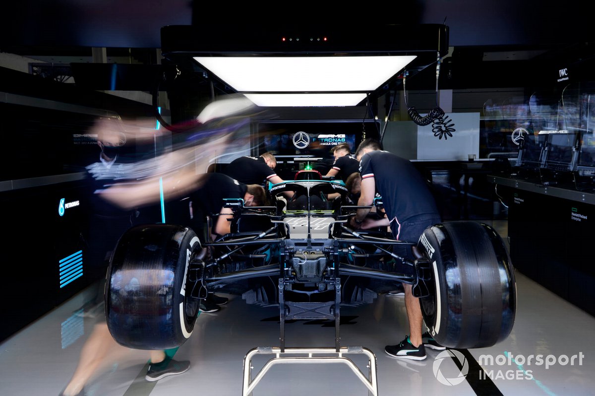 Los mecánicos trabajan en el Mercedes W12 de Lewis Hamilton en el garaje