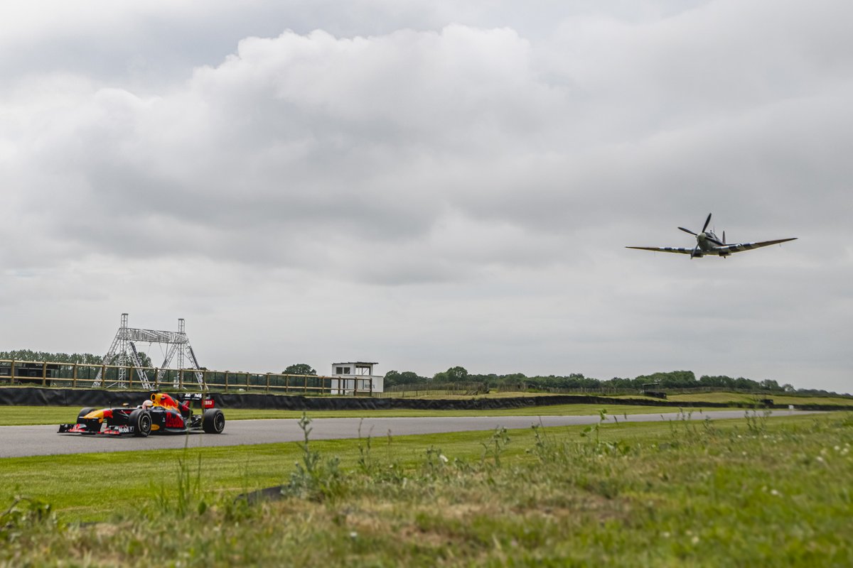 Max Verstappen, Red Bull Racing RB7 en een spitfire