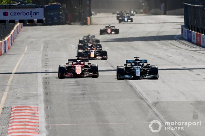 Lewis Hamilton, Mercedes W12, pasa a Charles Leclerc, Ferrari SF21
