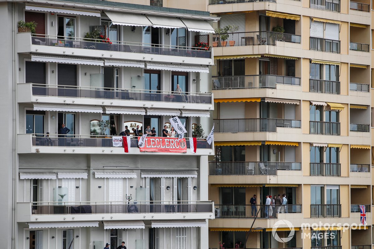 Sostegno per Charles Leclerc, Ferrari, da un balcone