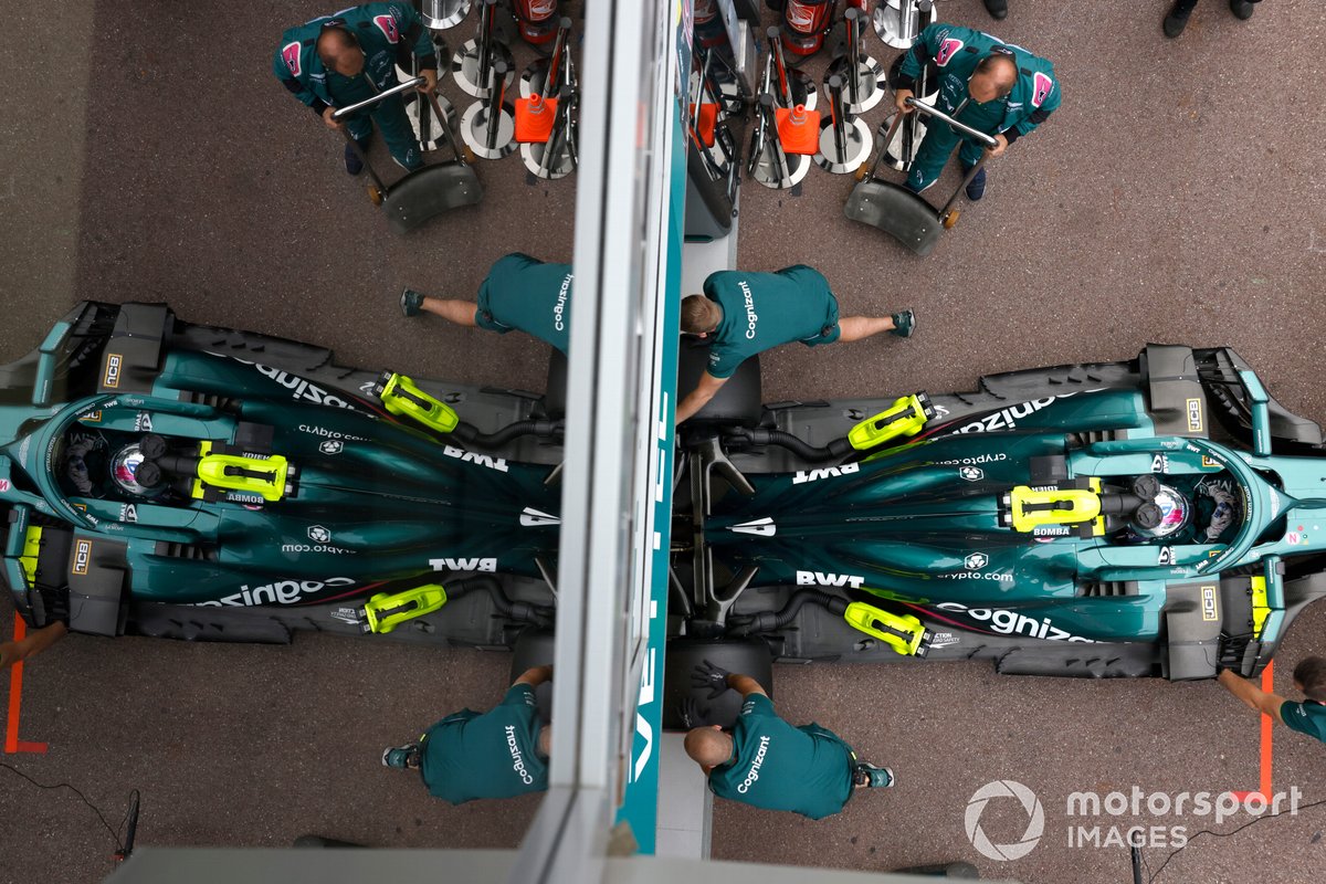 Sebastian Vettel, Aston Martin AMR21, torna in garage
