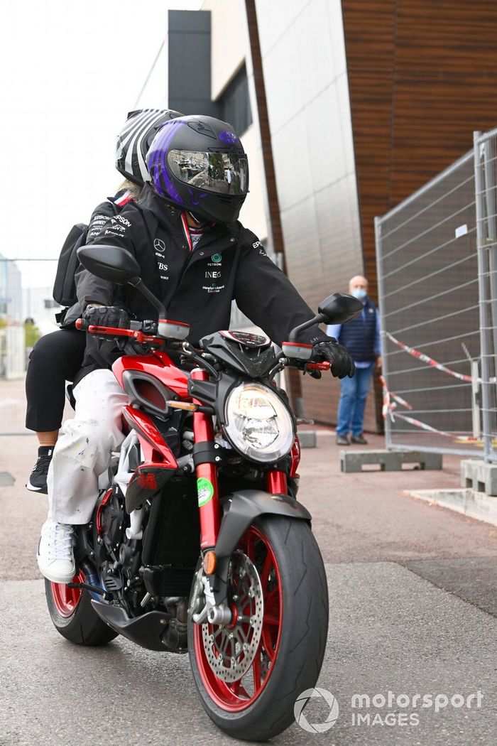 Lewis Hamilton, Mercedes, en moto