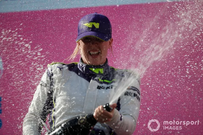 Podio: la ganadora Alice Powell 