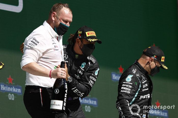 Podio: ganador de la carrera Lewis Hamilton, Mercedes, y el tercer lugar Valtteri Bottas, Mercedes