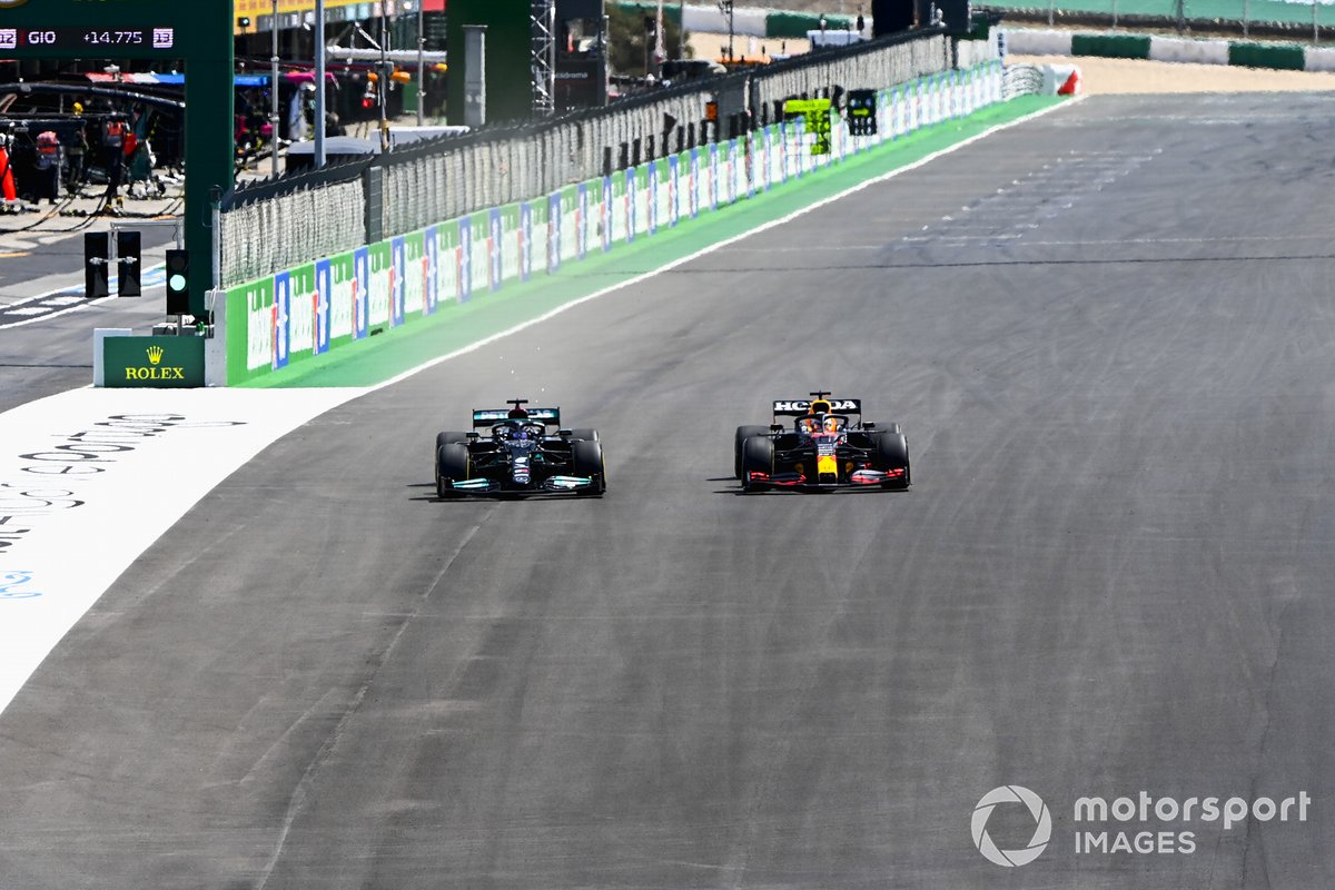 Lewis Hamilton, Mercedes W12, sorpassa Max Verstappen, Red Bull Racing RB16B