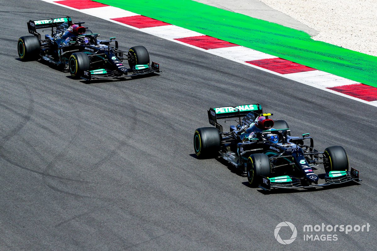 Valtteri Bottas (elöl), Mercedes W12, Lewis Hamilton (hátul), Mercedes W12