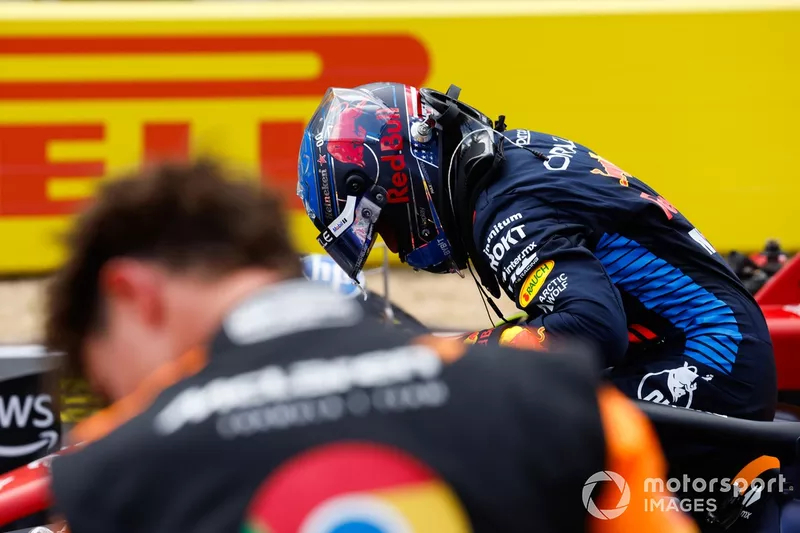 Max Verstappen, Red Bull Racing, 1ère position, sort de la voiture au Parc Ferme