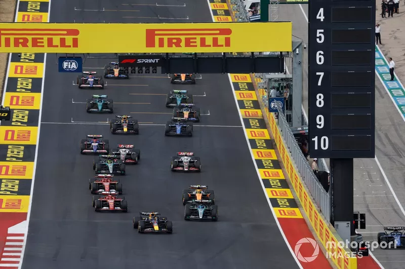 Max Verstappen, Red Bull Racing RB20, George Russell, Mercedes F1 W15, Charles Leclerc, Ferrari SF-24, Lando Norris, McLaren MCL38, Carlos Sainz, Ferrari SF-24, le reste du peloton au départ de la course Sprint.